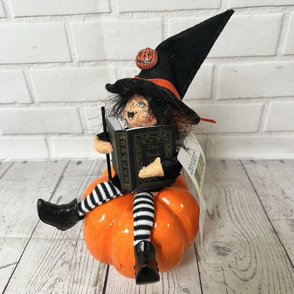 Annalee 6" Witch Kid on Pumpkin 2007 Spell book Halloween 201007